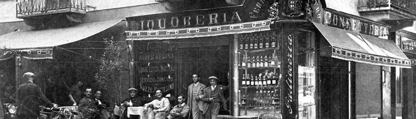 Männer vor Pasticceria Ferrero