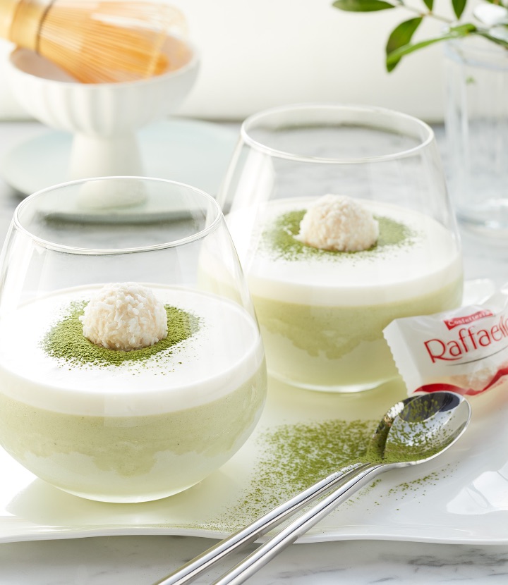 Zwei Gläser mit Kokos Matcha Latte Eis und Raffaello