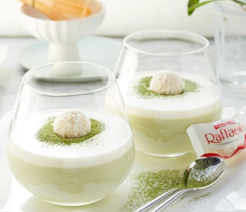 Zwei Gläser mit Kokos Matcha Latte Eis und Raffaello