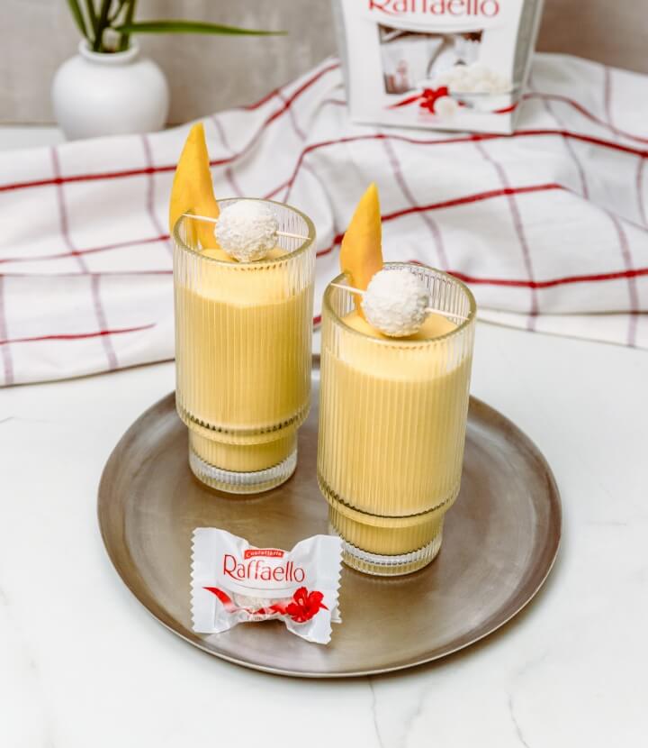 Kokos-Mango-Milchshake mit Raffaello