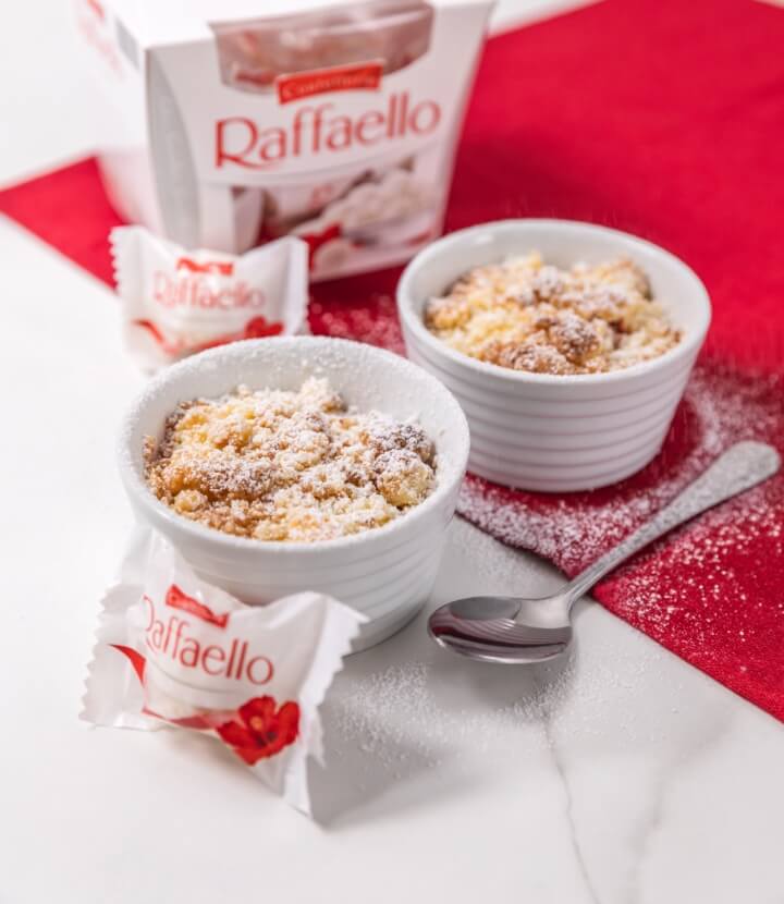 Erdbeer-Kokos-Crumble mit Raffaello